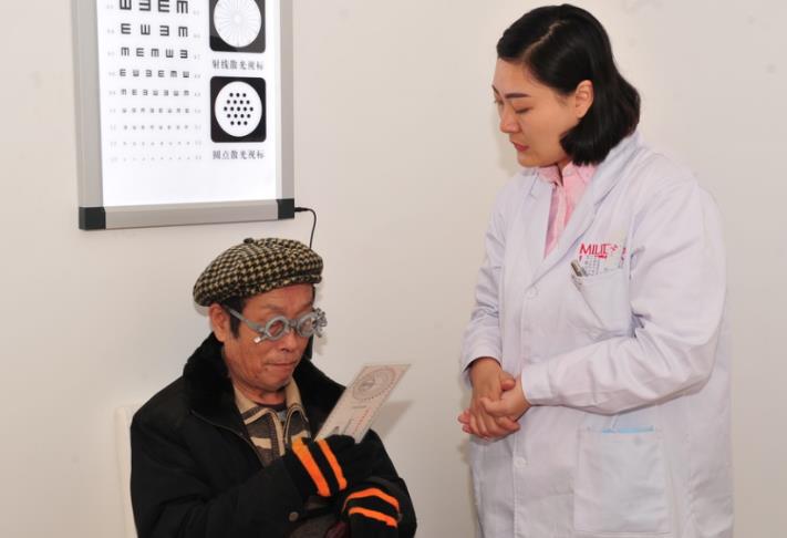 老花鏡多年不換危害大，佩戴前要做專業(yè)檢查
