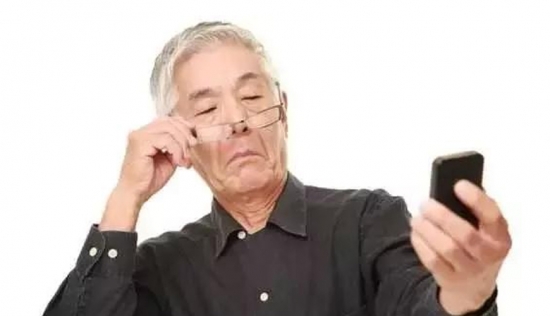 老花眼用手機(jī)發(fā)信息成了奢侈，六十歲的困惑看他怎么解決