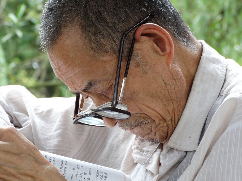 “老花眼”誰(shuí)都避不開，哪些癥狀說(shuō)明眼睛提前“花”了？